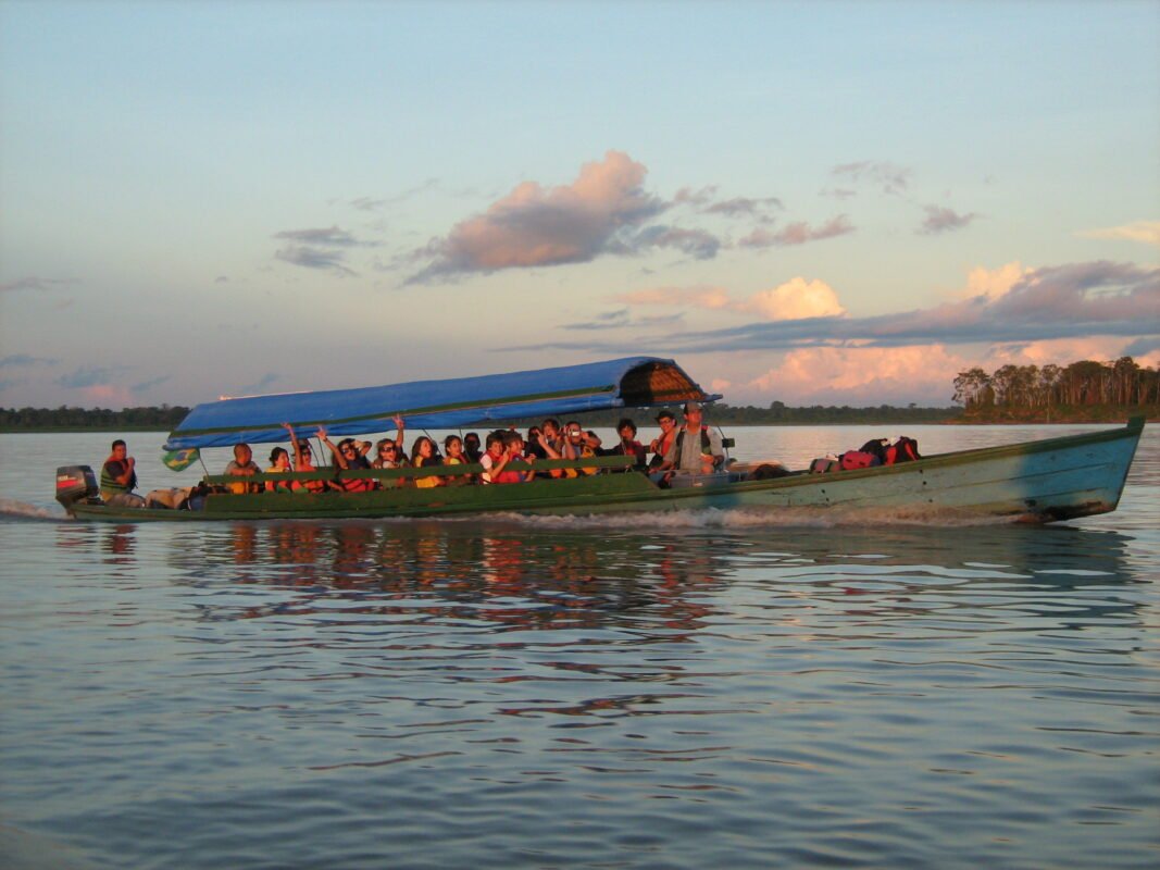 2008_CHLA_Amazonas_recoridoen bote por río
